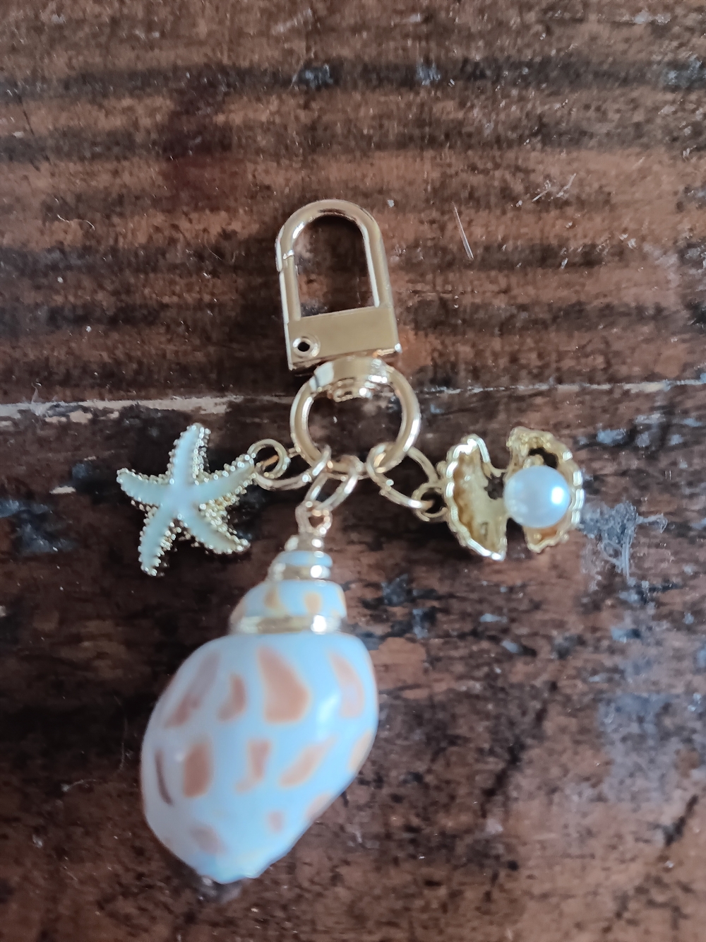 Sea Shell Beach Charm Keychain - Gold and White